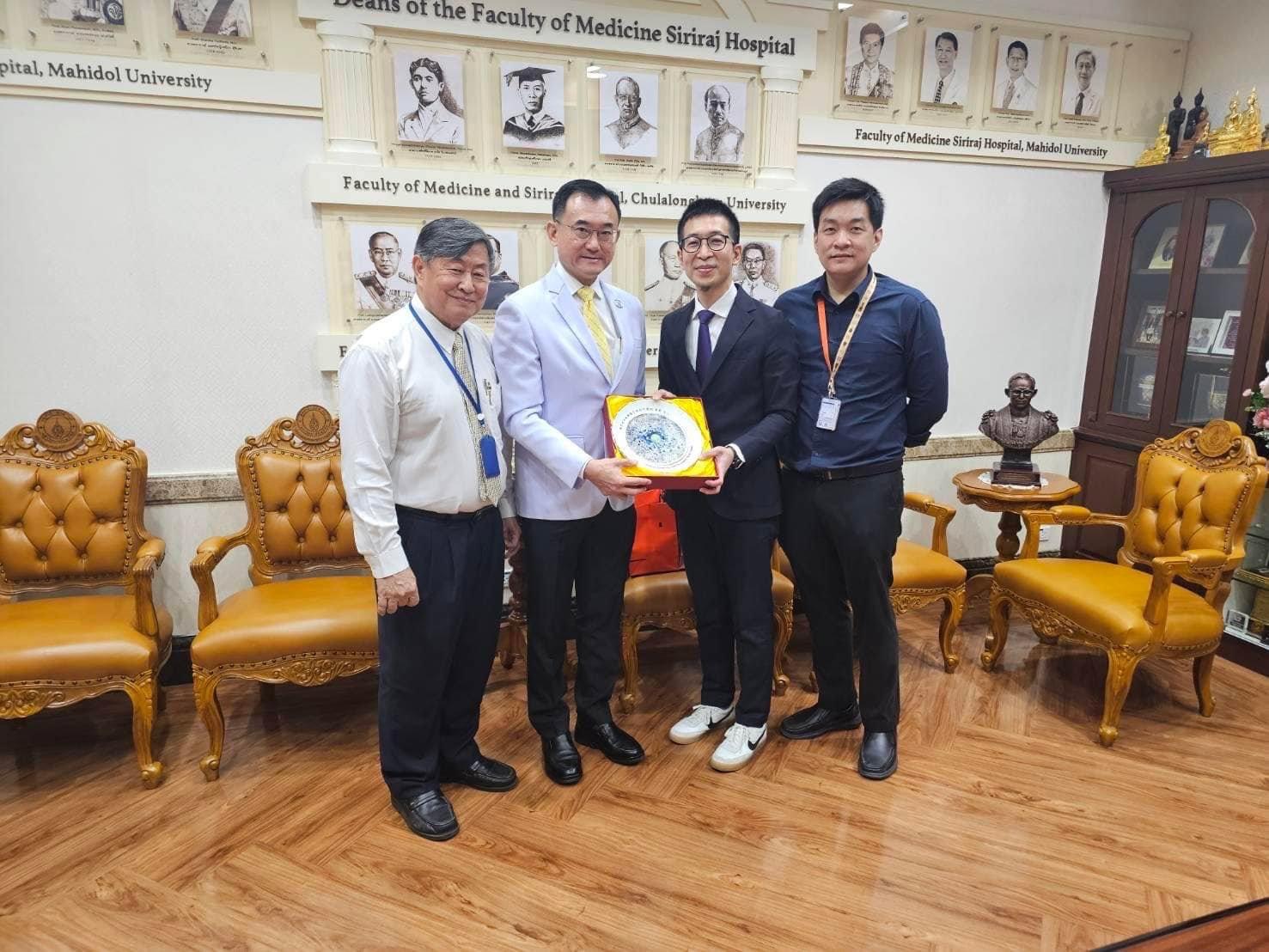 Fig #3.   NCKU Orthopaedic Delegation exchange souvenirs with Mahidol University