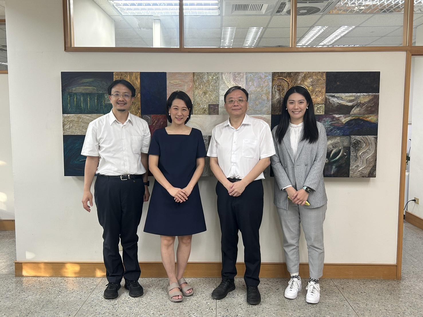 Fig #7.  Prof. Dr. Pitcha Prasitmeeboon, Vice President for International Affairs at KMITL and Prof. Chen, Chien-Hsu, Dean of the College of Planning and Design